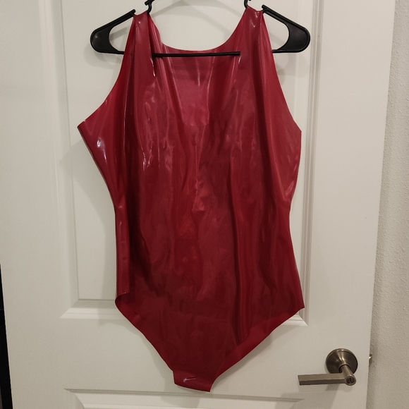 PLUM RED Bright & Shiny Latex one-piece swimsuit - Picture 2 of 3